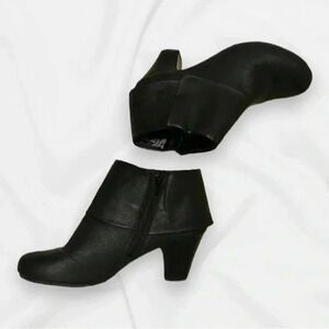 Size 8 MOOTSIES TOOTSIES Ankle Booties in black